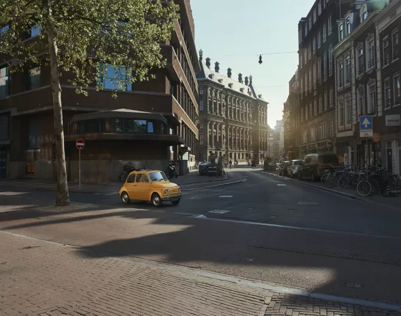 Amsterdam Paleis op de Dam gele auto