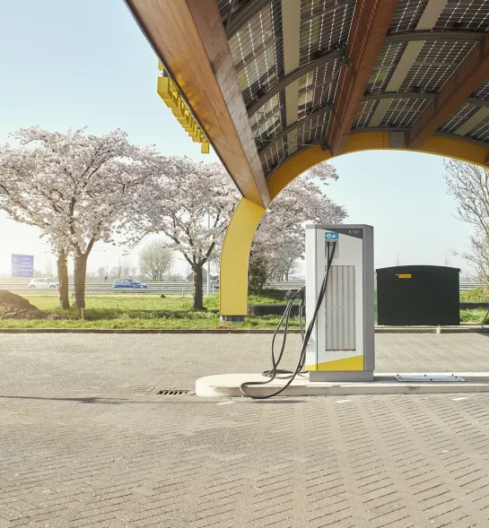 Rapid charging station for electric cars along the highway