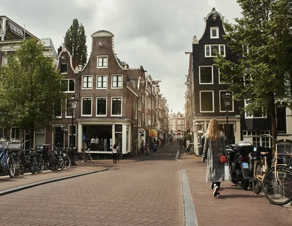 Amsterdam gracht voetganger